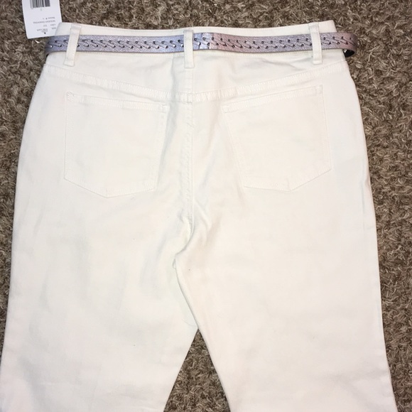 NWT Liz & Co. white Stretch jeans w/ silver belt 8 - Picture 4 of 4